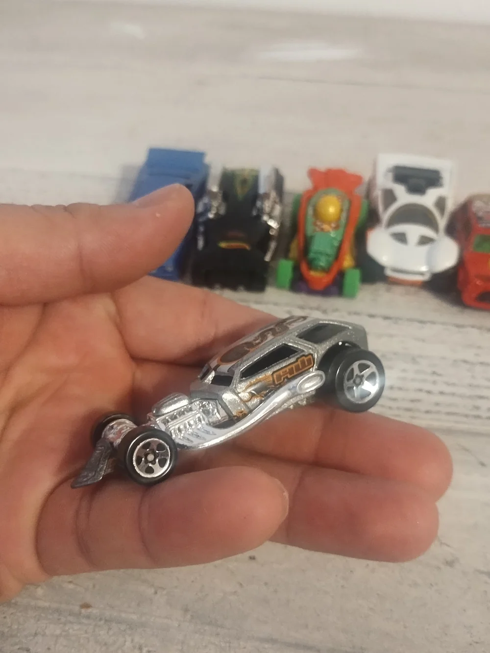 Mixed brand lot 8 vehicles 4 hot wheels 1 maisto 1 daron 1 matchbox